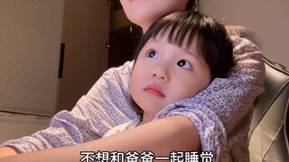 يُرافق أمه في العمل بكل طاعة