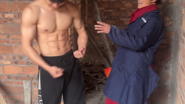 عندما رأت عمتي عضلاتي.. عمتي "استعادت شبابها"!