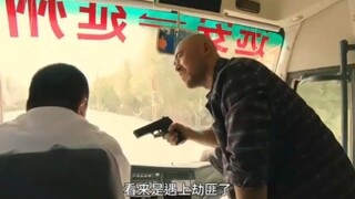 女孩坐车遭遇劫匪，怎料她机智过人，仅凭一个手势救下所有人