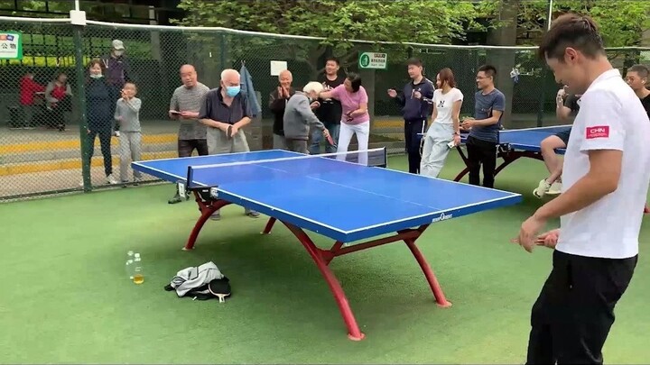 [Zhang Jike] Let’s spar with the old-timers in the park!