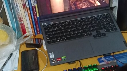 Malam ini lihat teman sekamar main Resident Evil, reaksi aku kayak gini nggak berlebihan, ya?