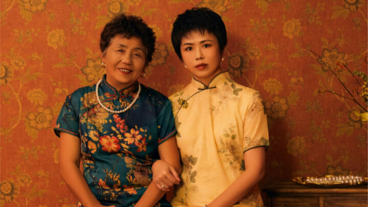 جمع التبرعات عبر الإنترنت لدفع تكاليف صور فوتوغرافية للأم والسيدة المسنة في المنزل