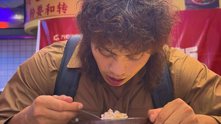 العضلات تضعف إذا لم تُستخدم، وبعد ثلاثة أشهر عدت أخيرًا لحمل دمبل وزنه 50 كجم واستعدت المستوى المتوس