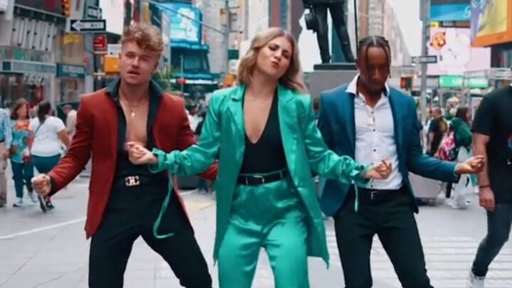 Orang asing menampilkan gelombang bakat di Times Square!