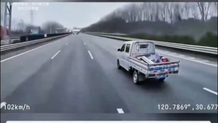 小车：这大货车肯定是失控了，还好我跑得快，嘿嘿…捡回一命