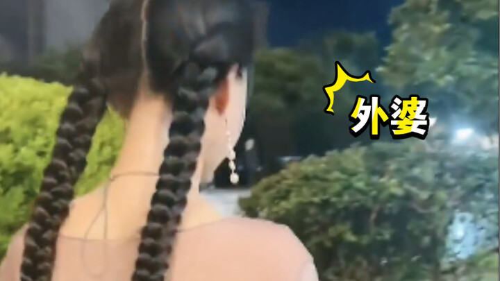 52-year-old grandma plays with her grandson; her back view makes her look like a young girl. Netizen