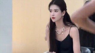 女生自信明媚教学生上课，好羡慕，从内而外的自信和舒服