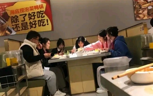 On Sun Bar’s Little Handsome Guy Reviewing Hot Pot