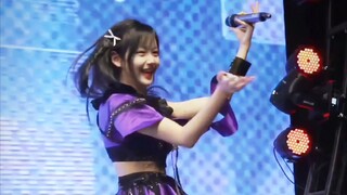 她看起来像要跳死在台上