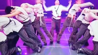 金南俊ins限动更新：SexyNukim（用性感的跟唱在看《街头男战士》）