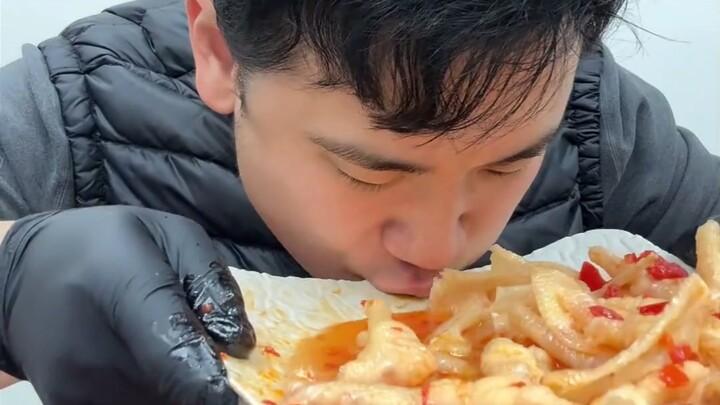 Brother Kai is here again, enjoying his favorite spicy and sour lemon chicken feet.