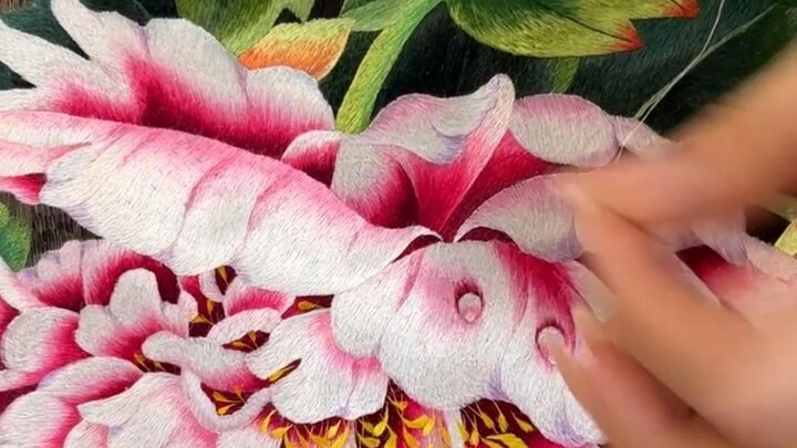 Embun di atas bunga peony ternyata juga bisa disulam!
