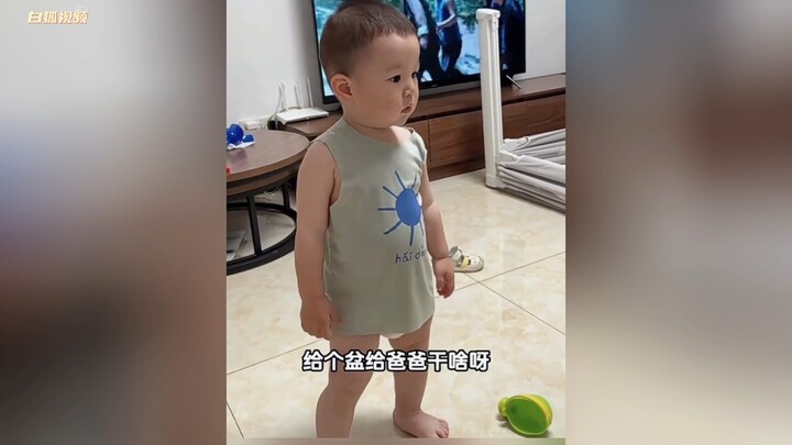 Bayi berkomunikasi dengan ayah menggunakan bahasa bayi, satu per satu kata “em” membuktikan bahwa ia