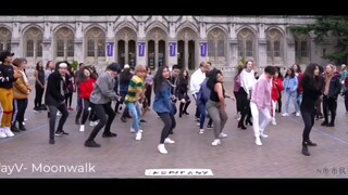 [NCT] ฉันประหลาดใจมากกับจำนวนคนที่แสดงท่าเต้นสุ่ม "Moonwalk" (แน่นอนว่าบอสของฉันและบูมก็เก่งมากเช่นก
