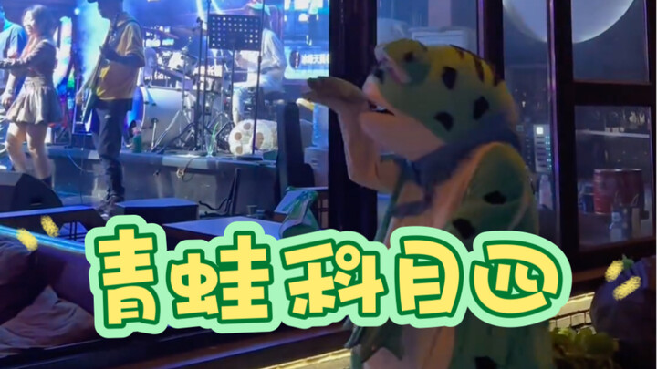 有些人看似带上了面具，其实是卸下了面具。