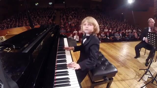 Keajaiban piano Rusia berusia 6 tahun, Elisey Mysin, memainkan "Mozart Piano Concerto" klasik