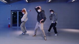 إطار «جيانغ دانيال» في الرقص ليس مزحة على الإطلاق، فقط ألقِ نظرة على المقارنة مع الراقصين بجانبه وست