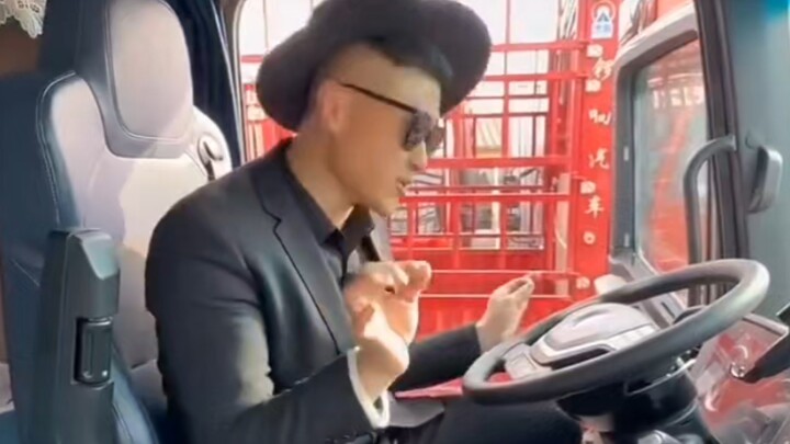 Pemuda Tiongkok yang menjual truk jadi viral di media sosial internasional; video ini telah ditonton