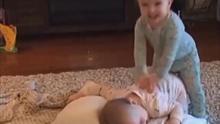 萌娃的表演能力很在线……