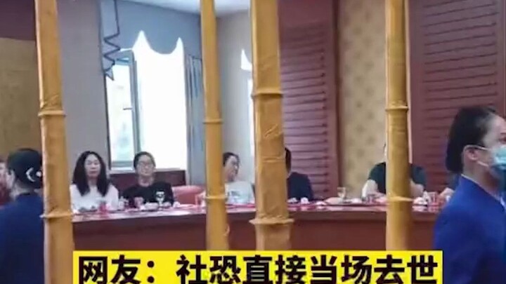 酒店餐桌配升降台，服务员从桌子中间缓缓升起，网友：社恐当场直接去世。