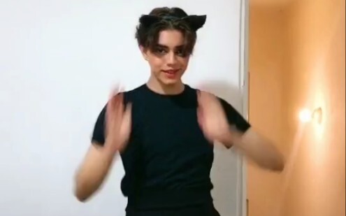 TikTok nước ngoài chia sẻ 15: Chiếc váy ngắn của anh chàng đẹp quá!