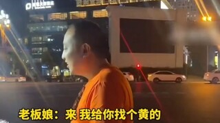 “16岁女儿失恋，爸爸买花安慰。眼底掩饰不住的开学 #父女  #家有女儿初长成 ”
