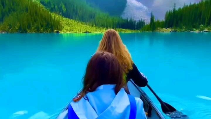Moraine Lake in Canada 🇨🇦