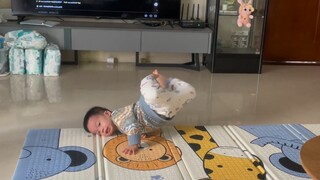 两岁宝宝看视频自学地板舞，本以为在瞎跳，结果放个大招！未来靠你了👍👍👍