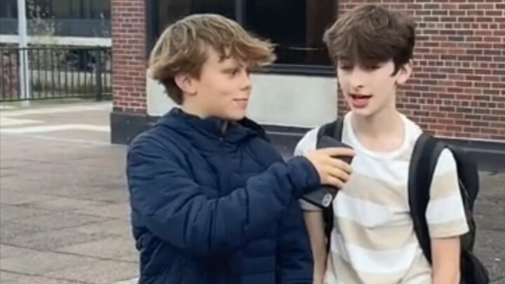 Aku suka sekali menonton wawancara dengan anak-anak nakal~