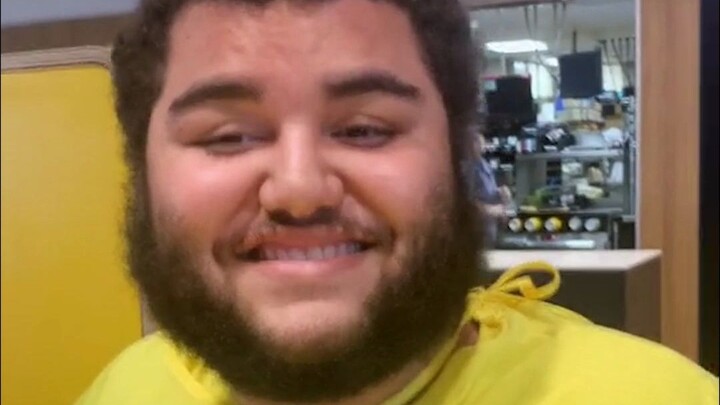 Anak autis berusaha memesan makanan dengan bantuan ibunya—sebagai seorang penyandang autisme, dia su