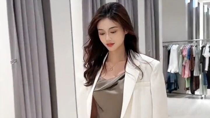 上班穿的比领导还像领导……