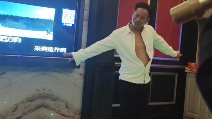 الرجل الأكثر جاذبية في المحطة الصغيرة المكسورة