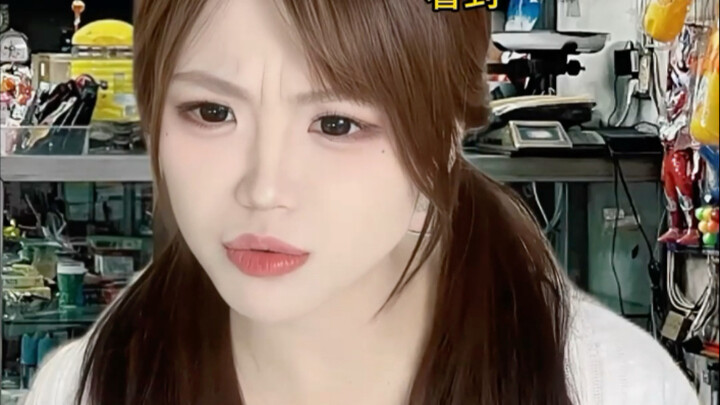 الشخصية ثنائية الأبعاد تتنكر كضابط مدني...