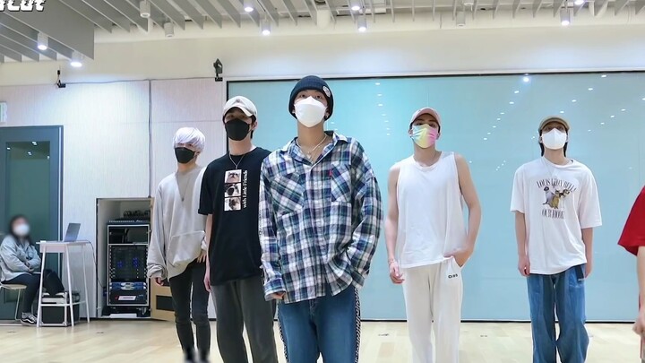 【WayV】211230 [Un Cut] Cảnh quay số 11 – Đằng sau hậu trường luyện tập vũ đạo ca khúc 'Miracle' của W