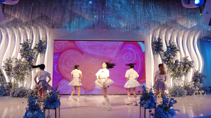 ภาพระยะใกล้ของเวที Glass Bead ของเกิร์ลกรุ๊ป All-One YOU