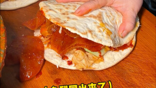 The burger for Xi'an locals, "potato chips stuffed in a bun," is generous and affordable!