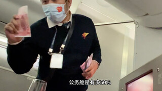 航班延误，国航直接飞机上发钱，白金卡还多给100，空姐服务太贴心