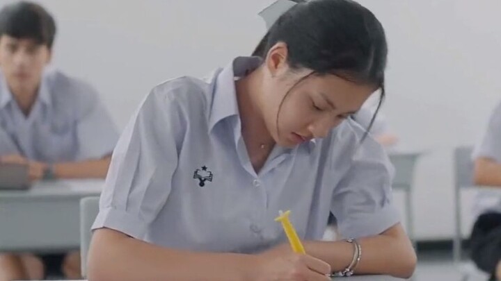 Các thí sinh đã sử dụng đồng hồ để gian lận