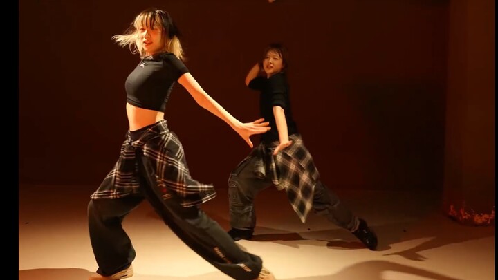 Versi uji coba tarian duet NMIXX JIWOO X KYUJIN Luther | Koreografi Howl