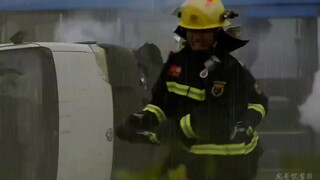 女人行驶中，不料货车货物脱落，造成多人伤亡，泪目 "