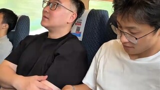 当00后员工掏出电脑准备办公，结果掏出了一个电饼锅
