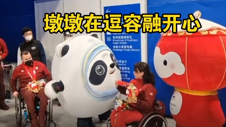 Today is Rongrong’s last day at work. Dunda came to see Rongrong off after work. Seeing how downcast