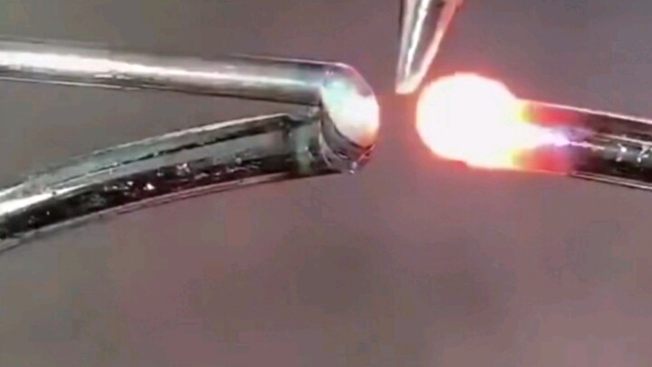 The worker who came for the job interview on the first day showed off his skills in front of the bos