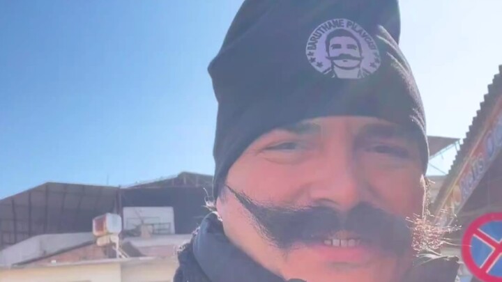 أحيانًا، تحتاج القلوب الباردة إلى ابتسامة دافئة.