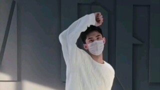 جيانغ يين هايدي لاو تقدم فرقة الرقص الرجالية الأولى