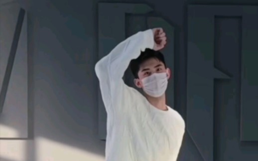 جيانغ يين هايدي لاو تقدم فرقة الرقص الرجالية الأولى