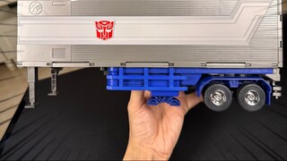 Aku masih bisa mengenali kamu meski kamu melepas rompi! Kereta ini menarik!