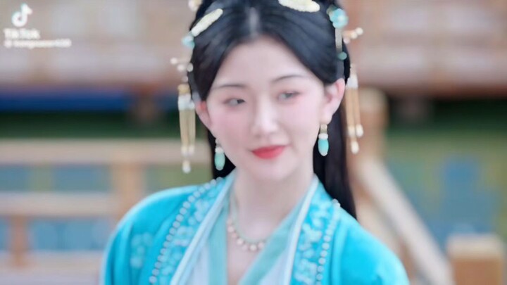 นางเอกหนังร้องพระเอกพระรองสวยมาก.