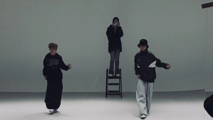 ครูสอนเต้นปล่อยเวอร์ชันแรกของเพลง Trouble Maker ที่ครูเป็นคนคิดท่า! บางท่าก็ยากเอาเรื่องสำหรับพู่พู่