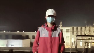 إنها مشهورة جدًا، لدرجة أنني ذهبت إلى المدرسة مرتديًا بدلة فروية وأرقص!!!
